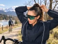 Rowerzystka na tle górskiego jeziora.webp