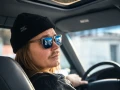 Okulary CHPO Bruce Blue Mirror na mężczyźnie w samochodzie